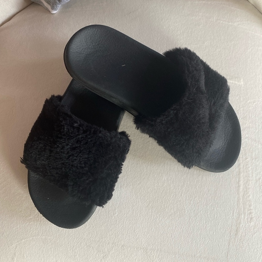 Girls furry flip flops